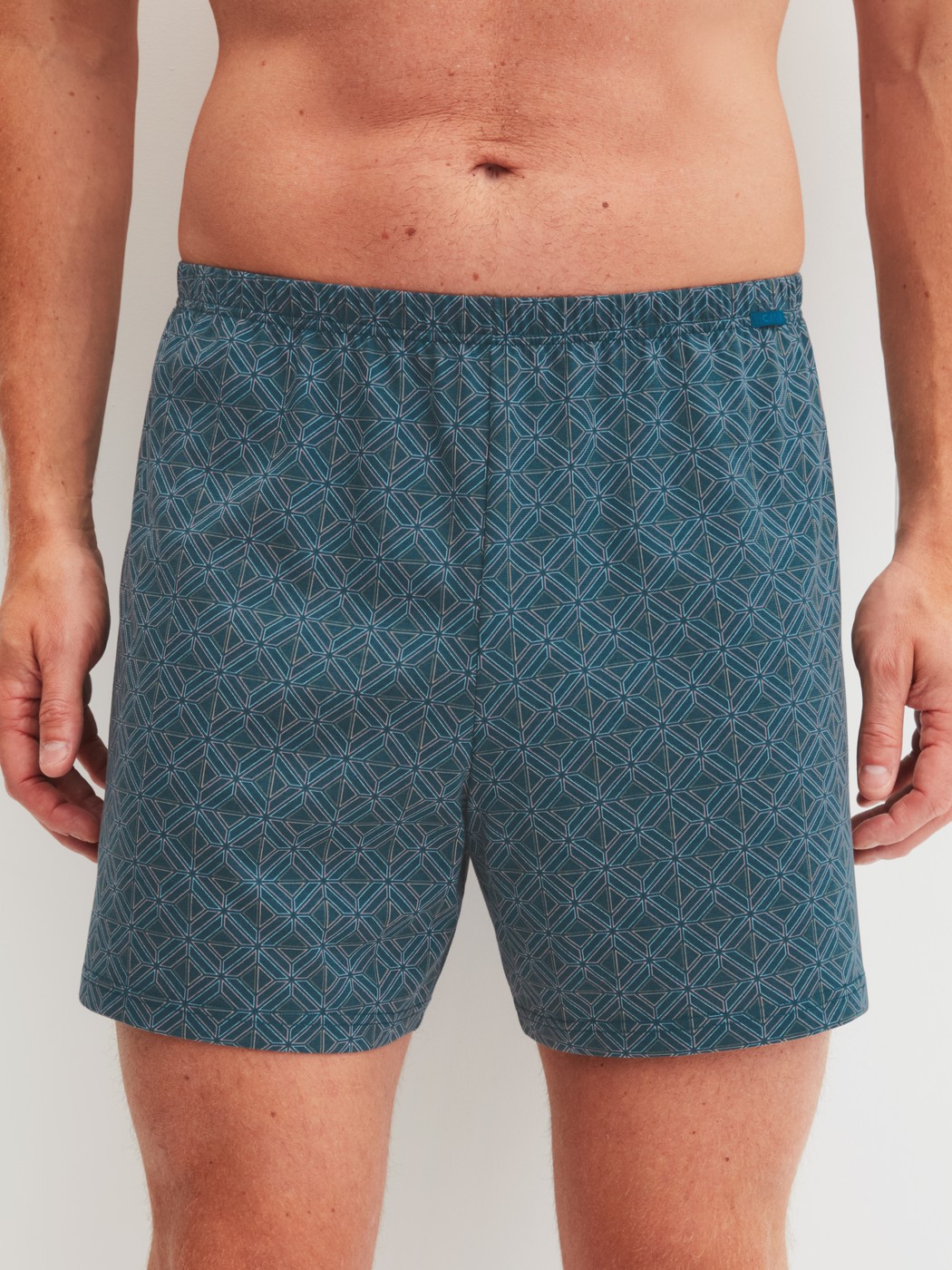 Herren-Model trägt Jersey-Boxershorts ohne Eingriff aus Baumwolle in Blau, Gemustert aus Serie Prints von CALIDA, Vorderansicht