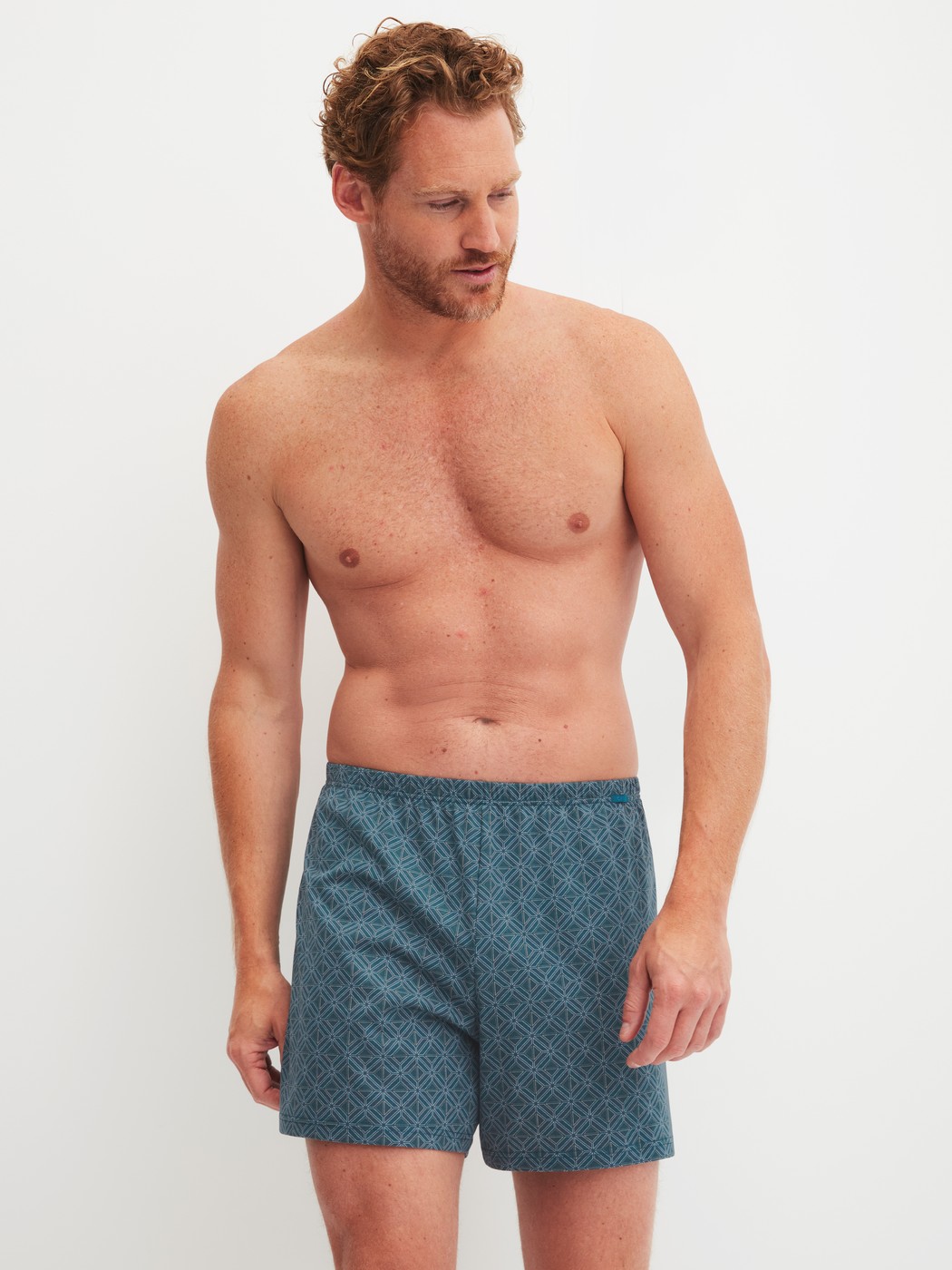 Herren-Model trägt Jersey-Boxershorts ohne Eingriff aus Baumwolle in Blau, Gemustert aus Serie Prints von CALIDA, Outfit