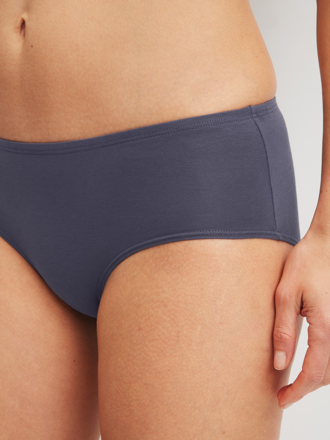 Damen-Model trägt Panty, low cut aus Baumwolle in Grau, Einfarbig aus Serie Essential Cotton von CALIDA, Detail