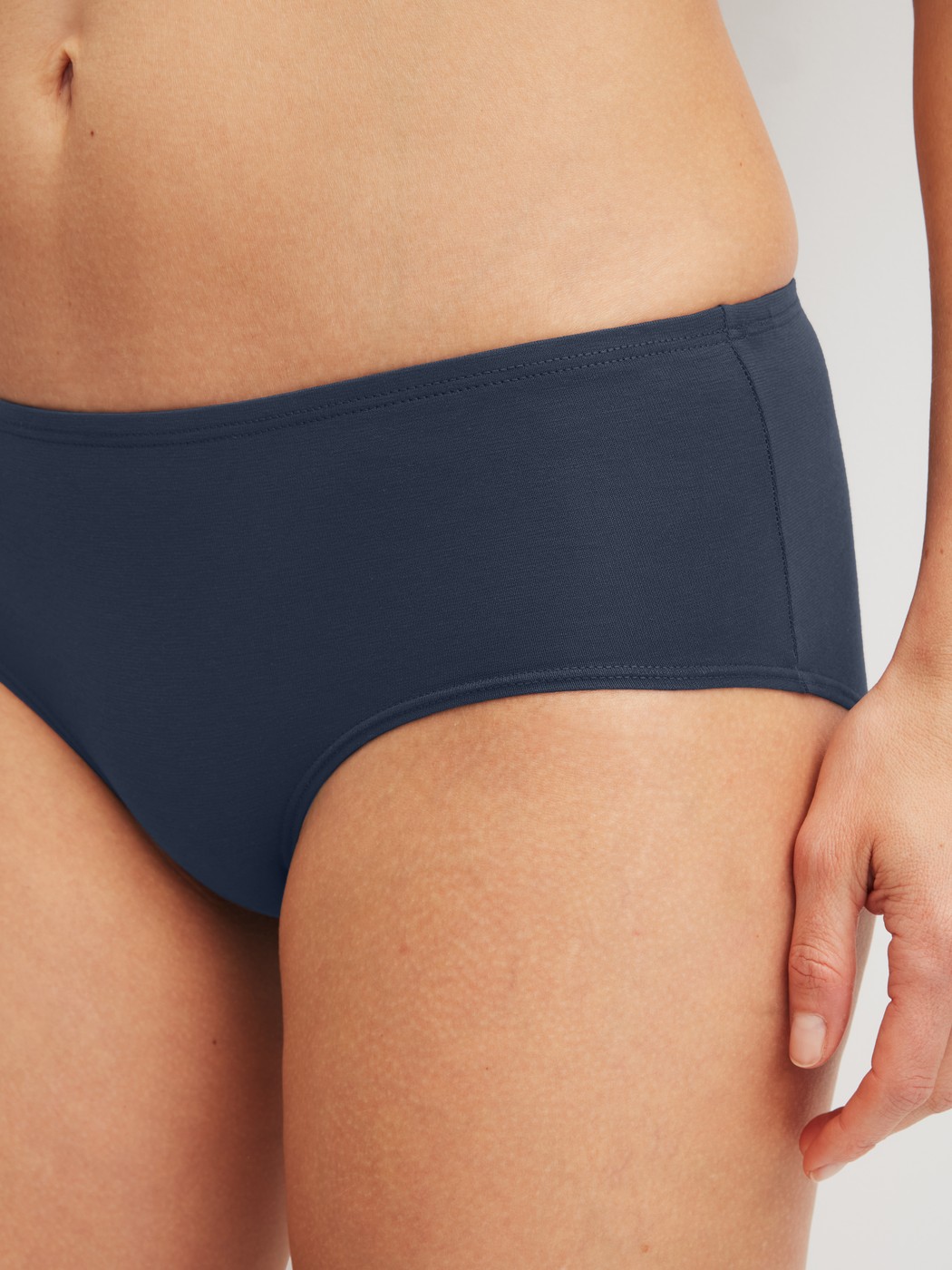Damen-Model trägt Panty, low cut aus Baumwolle in Blau, Einfarbig aus Serie Essential Cotton Spe von CALIDA, Detail