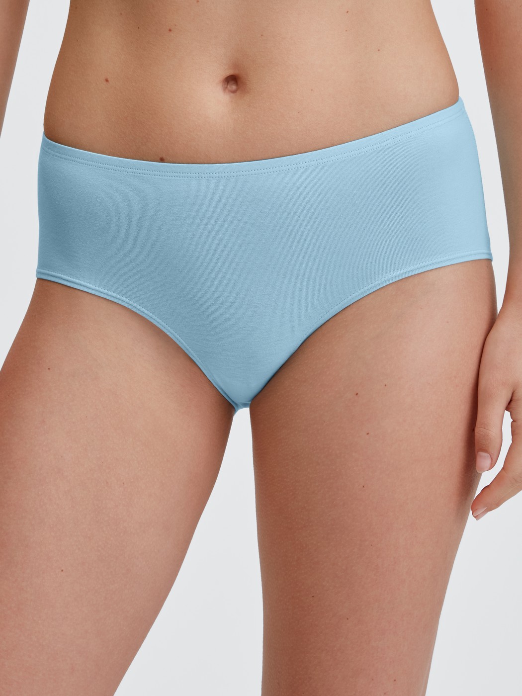 Damen-Model trägt Panty, low cut aus Baumwolle in Blau, Einfarbig aus Serie Essential Cotton von CALIDA, Vorderansicht