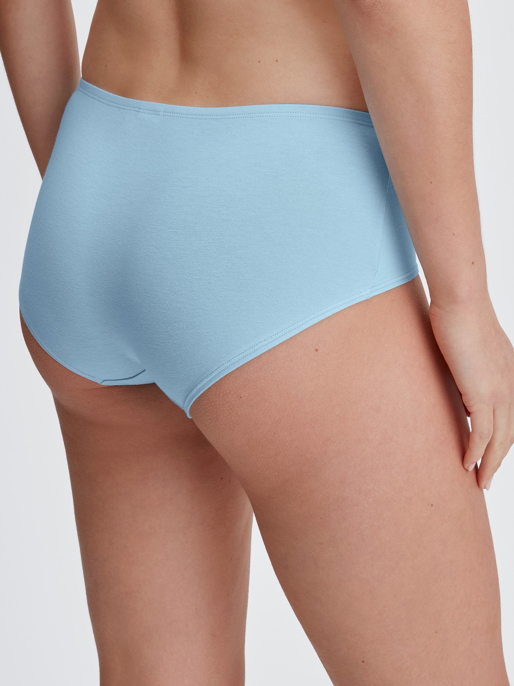 Damen-Model trägt Panty, low cut aus Baumwolle in Blau, Einfarbig aus Serie Essential Cotton von CALIDA, Vorderansicht