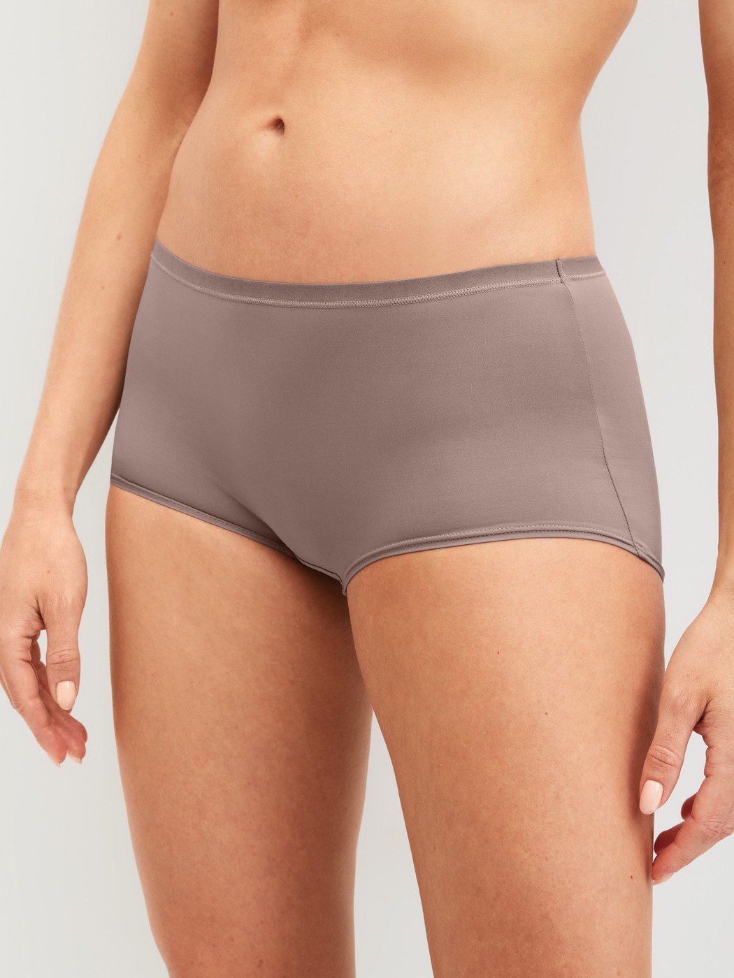 Damen-Model trägt Panty, 3er-Pack aus Polyamid in Braun, Einfarbig aus Serie Eco Sense Special von CALIDA, Vorderansicht