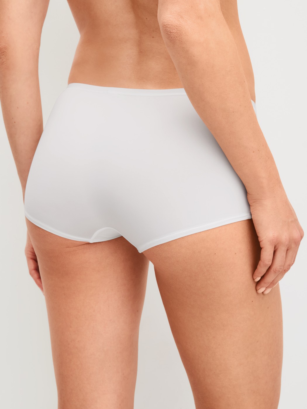 Damen-Model trägt Panty, 3er-Pack aus Polyamid in Braun, Einfarbig aus Serie Eco Sense Special von CALIDA, Zusatzbild