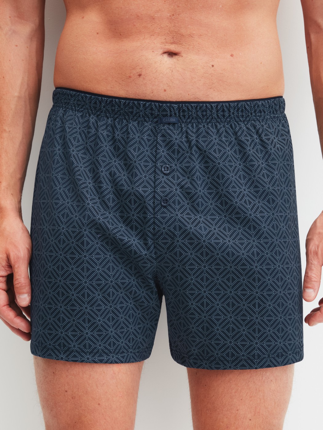 Herren-Model trägt Boxershorts mit Eingriff aus 100% Baumwolle in Blau, Gemustert aus Serie Selected Cotton von CALIDA, Vorderansicht