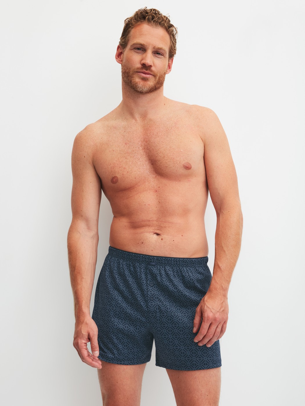 Herren-Model trägt Boxershorts mit Eingriff aus 100% Baumwolle in Blau, Gemustert aus Serie Selected Cotton von CALIDA, Outfit