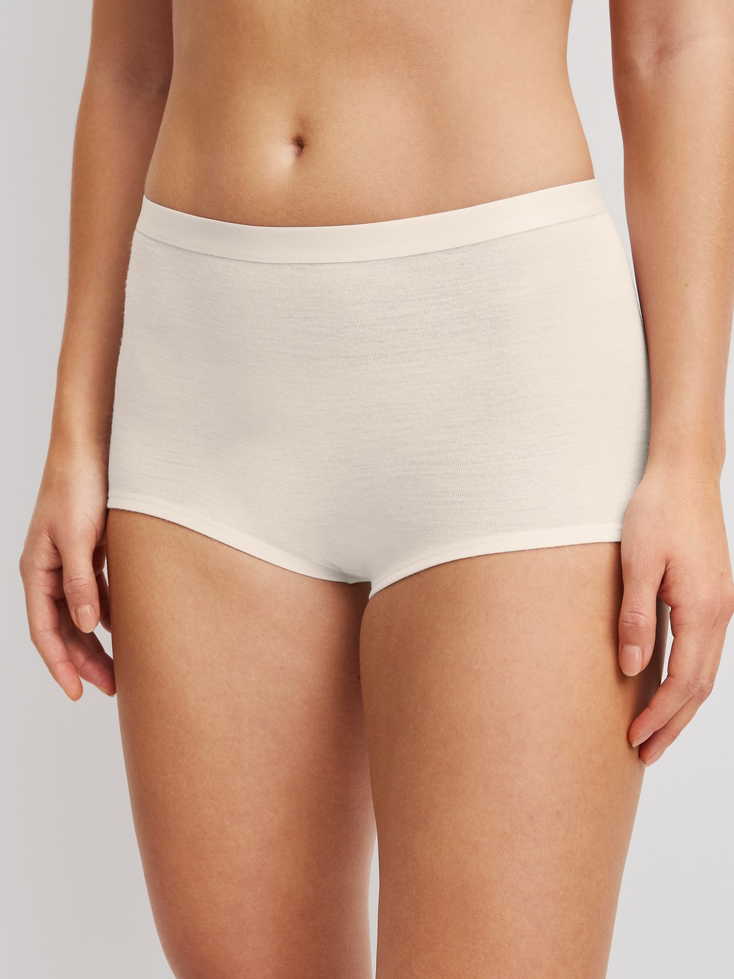 La modella / Il modello Donna indossa Slip in lana-seta in Lana di colore Beige, Tinta unita, della serie True Confidence di CALIDA, Vista frontale