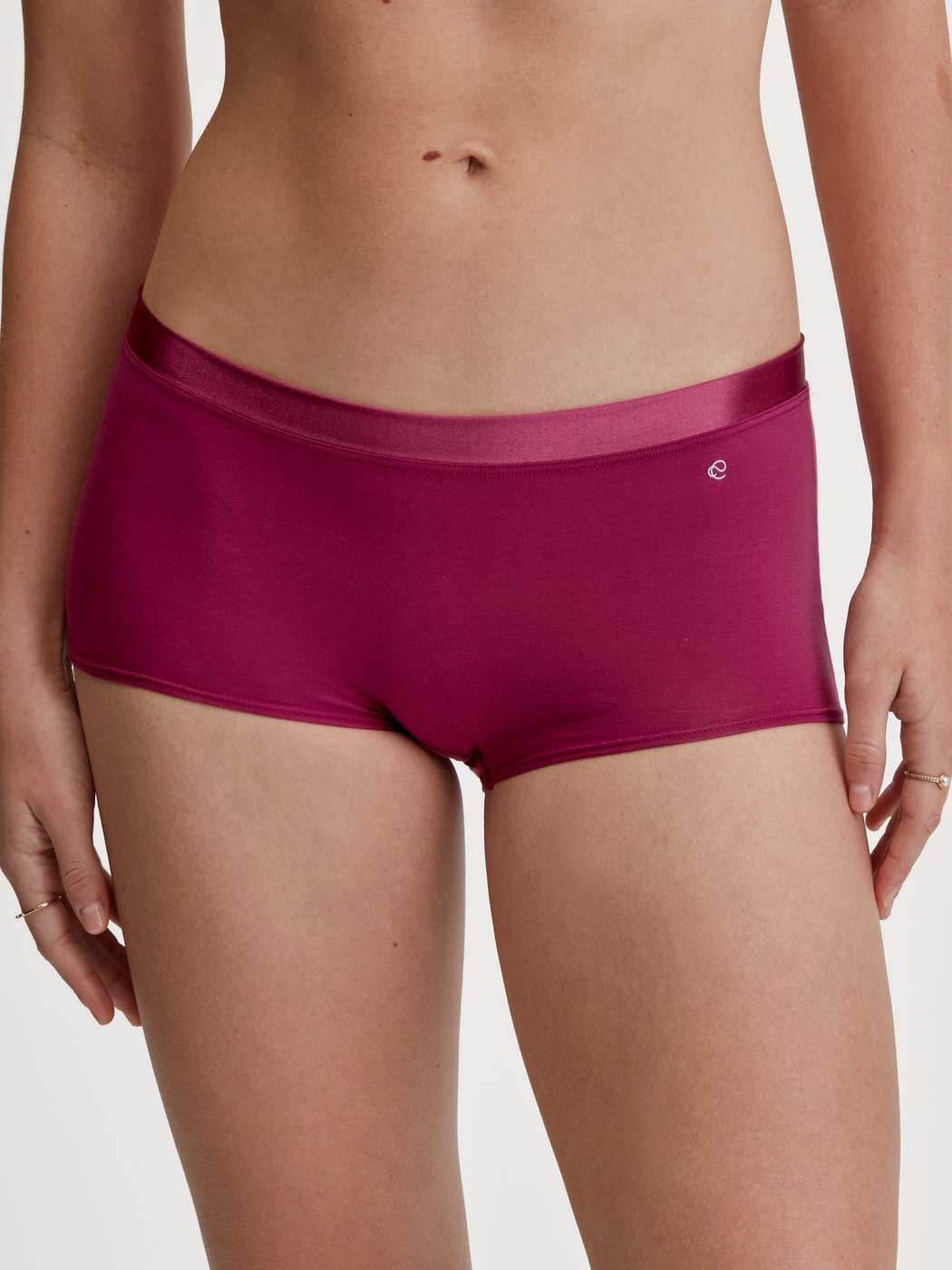 Damen-Model trägt Panty, regular cut aus Baumwolle in Rosa, Einfarbig aus Serie Cate von CALIDA, Vorderansicht
