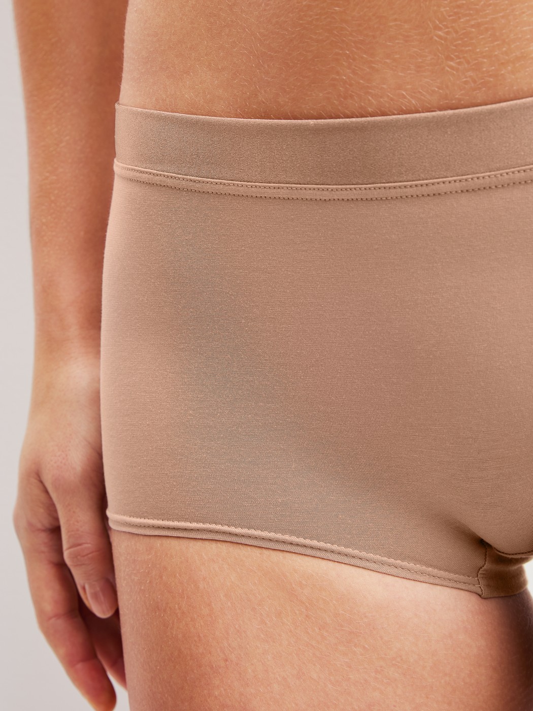 Le mannequin Femme porte le/la Panty taille haute en Coton de couleur Beige, Unicolore, de la série Cate de CALIDA, Détail