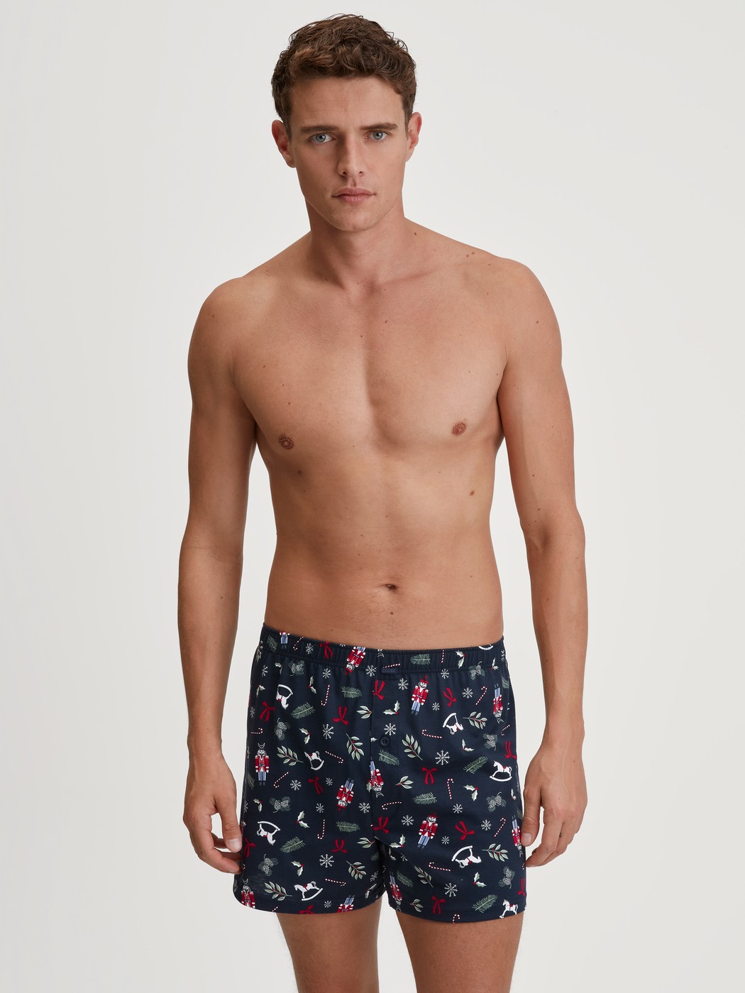 Le mannequin Homme porte le/la Boxer short en 100% coton de couleur Bleu, À motifs, de la série Family & Friends de CALIDA, Tenue