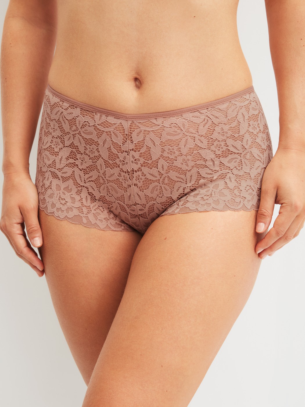 Le mannequin Femme porte le/la Panty taille haute en Coton de couleur Marron, Dentelle, de la série Natural Comfort Lace de CALIDA, Vue de face