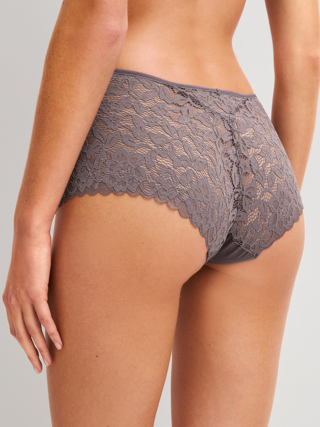 Le mannequin Femme porte le/la Panty taille haute en Polyamide de couleur Marron, Dentelle, de la série Natural Comfort Lace de CALIDA, Vue arrière