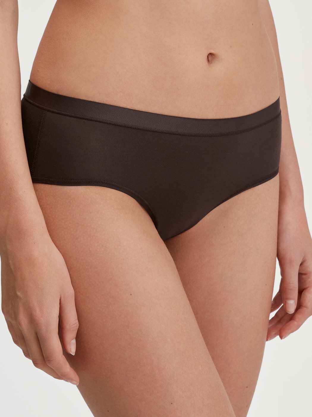 Damen-Model trägt Panty, regular cut aus Modal in Braun, Einfarbig aus Serie Soft Favourites von CALIDA, Vorderansicht
