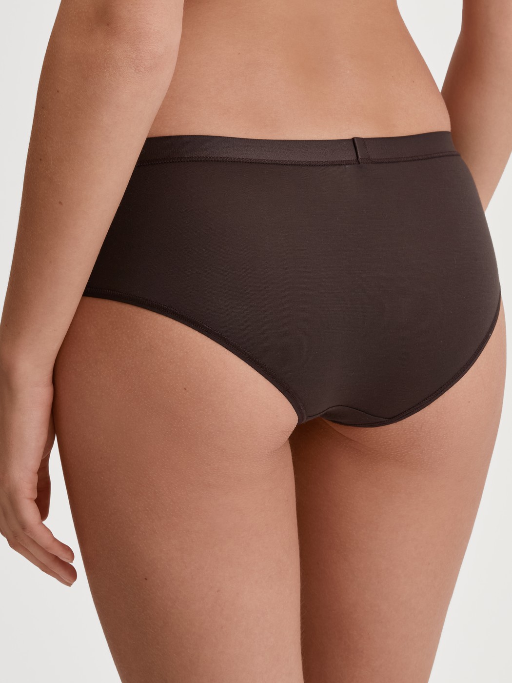 Damen-Model trägt Panty, regular cut aus Modal in Braun, Einfarbig aus Serie Soft Favourites von CALIDA, Rückansicht