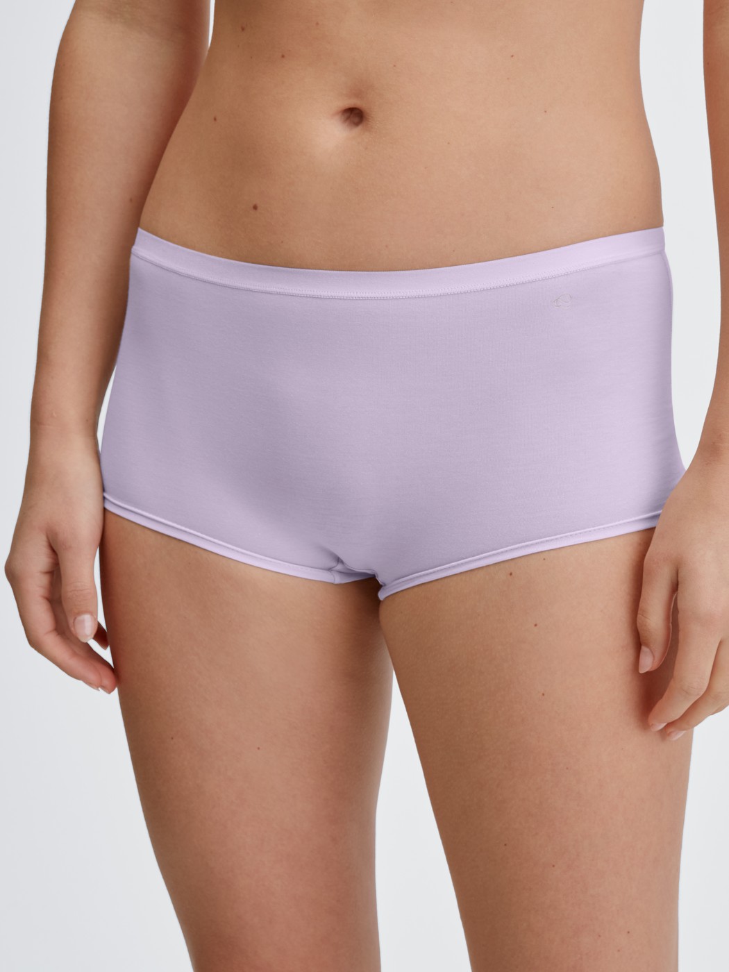 Damen-Model trägt Panty, regular cut aus Baumwolle in Violett, Einfarbig aus Serie Natural Comfort von CALIDA, Vorderansicht