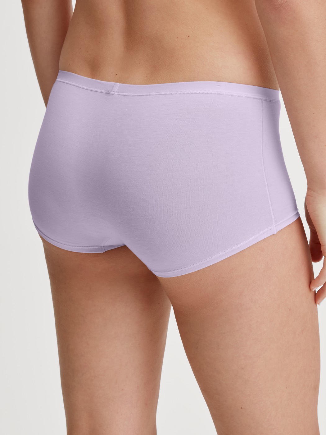 Damen-Model trägt Panty, regular cut aus Baumwolle in Violett, Einfarbig aus Serie Natural Comfort von CALIDA, Rückansicht