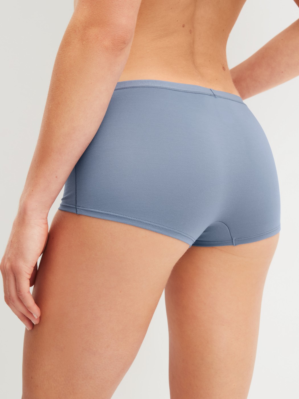 Damen-Model trägt Panty, regular cut aus Baumwolle in Blau, Einfarbig aus Serie Natural Comfort von CALIDA, Rückansicht