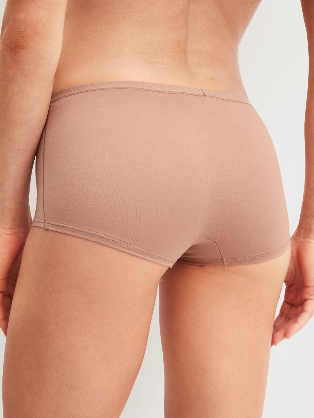 Damen-Model trägt Panty, regular cut aus Baumwolle in Braun, Einfarbig aus Serie Natural Comfort von CALIDA, Rückansicht