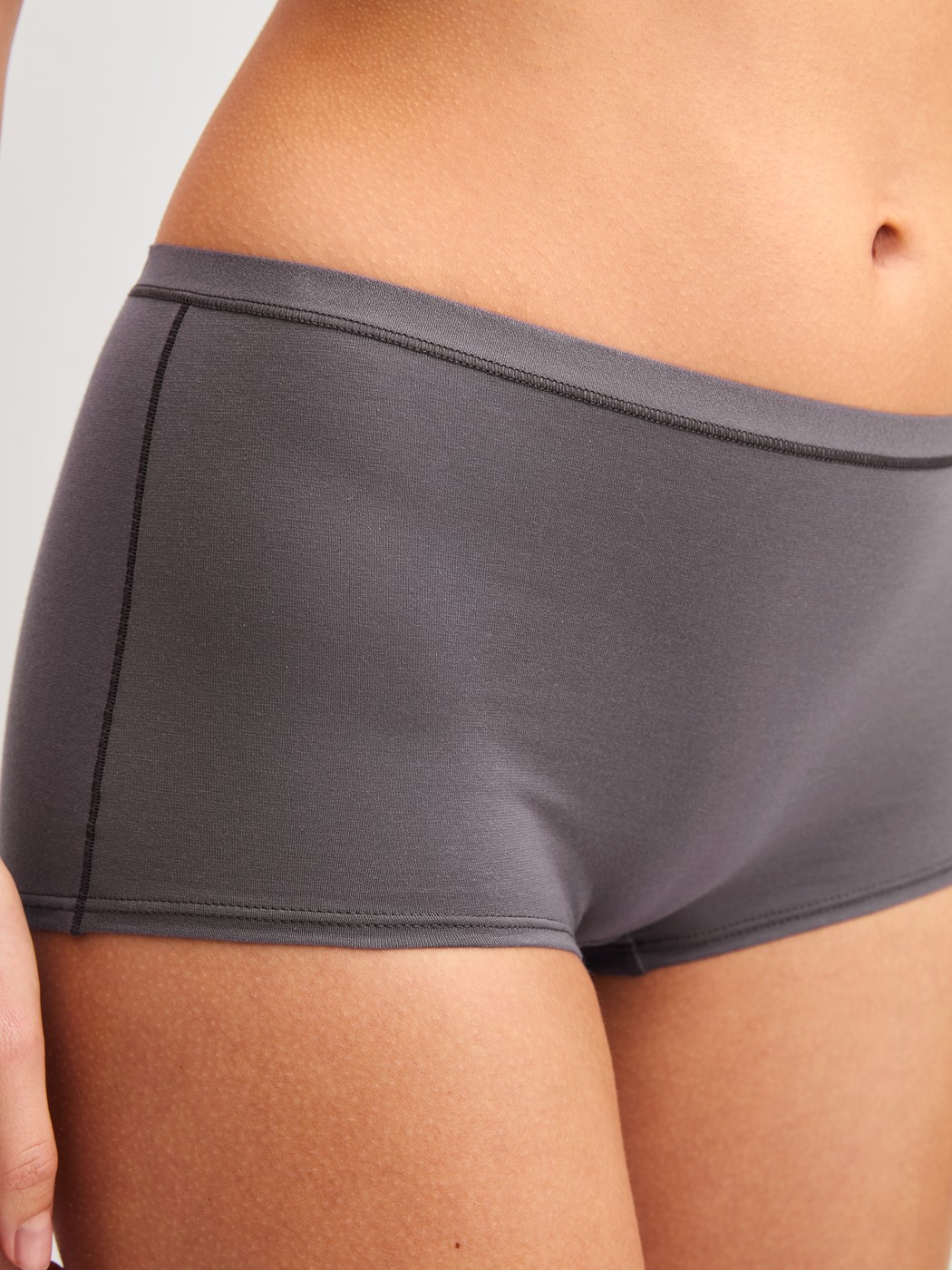 Damen-Model trägt Panty, regular cut aus Baumwolle in Braun, Einfarbig aus Serie Natural Comfort von CALIDA, Detail