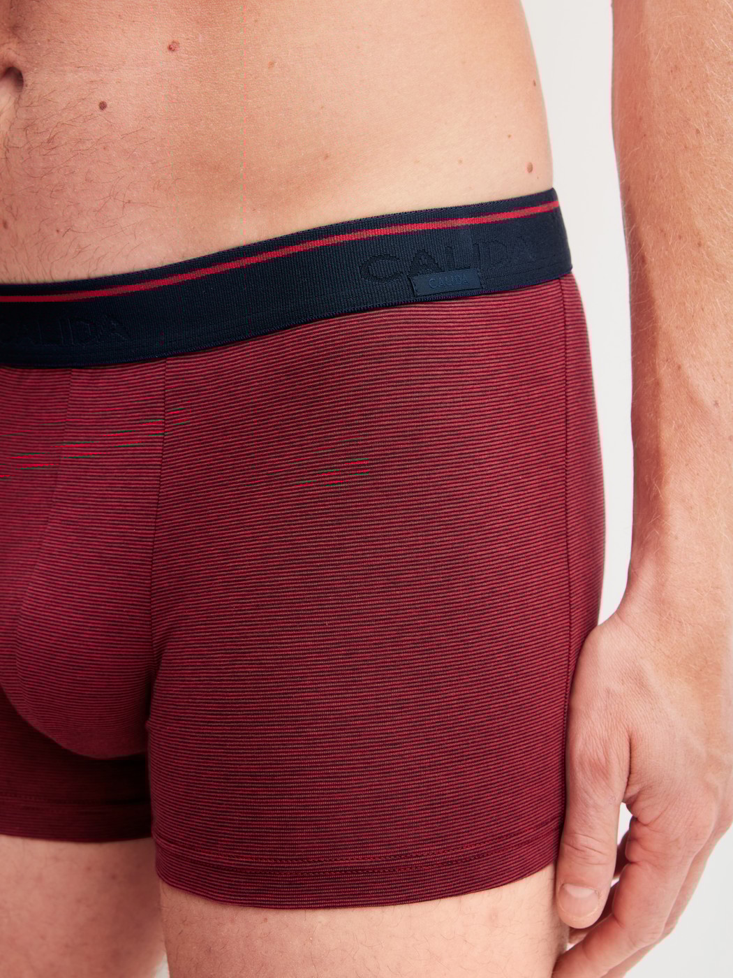 Le mannequin Homme porte le/la Boxer brief en Coton de couleur Rouge, Unicolore, de la série Cotton Stretch de CALIDA, Détail