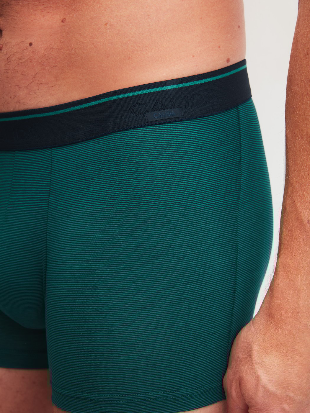 Le mannequin Homme porte le/la Boxer brief en Coton de couleur Vert, Unicolore, de la série Cotton Stretch de CALIDA, Détail