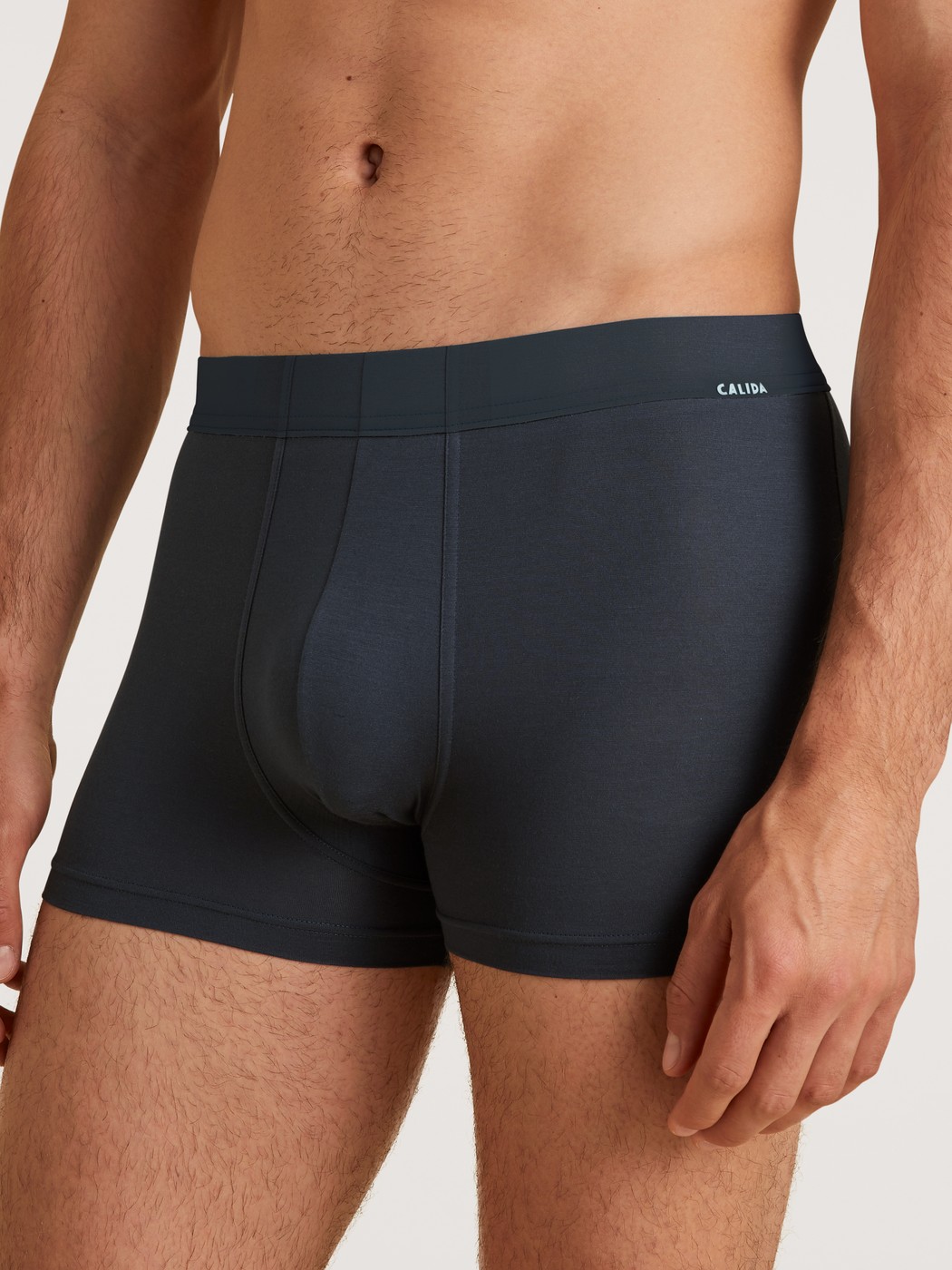 Herren-Model trägt Boxer Brief mit Quick Dry Effekt aus Modal in Grau, Einfarbig aus Serie Daywear Xtra von CALIDA, Vorderansicht