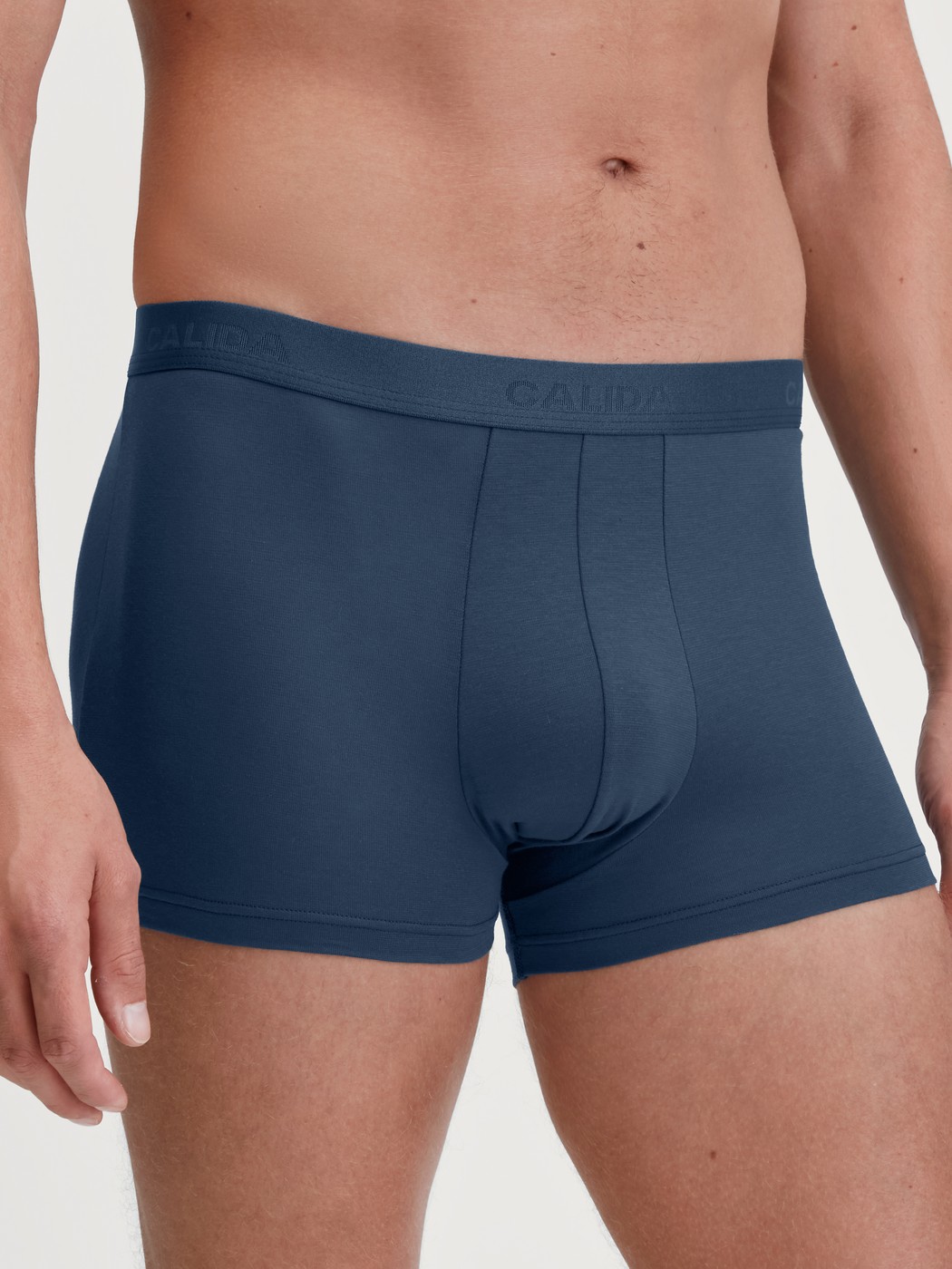 Herren-Model trägt Boxer Brief mit Softbund aus Baumwolle in Blau, Einfarbig aus Serie Evolution von CALIDA, Vorderansicht