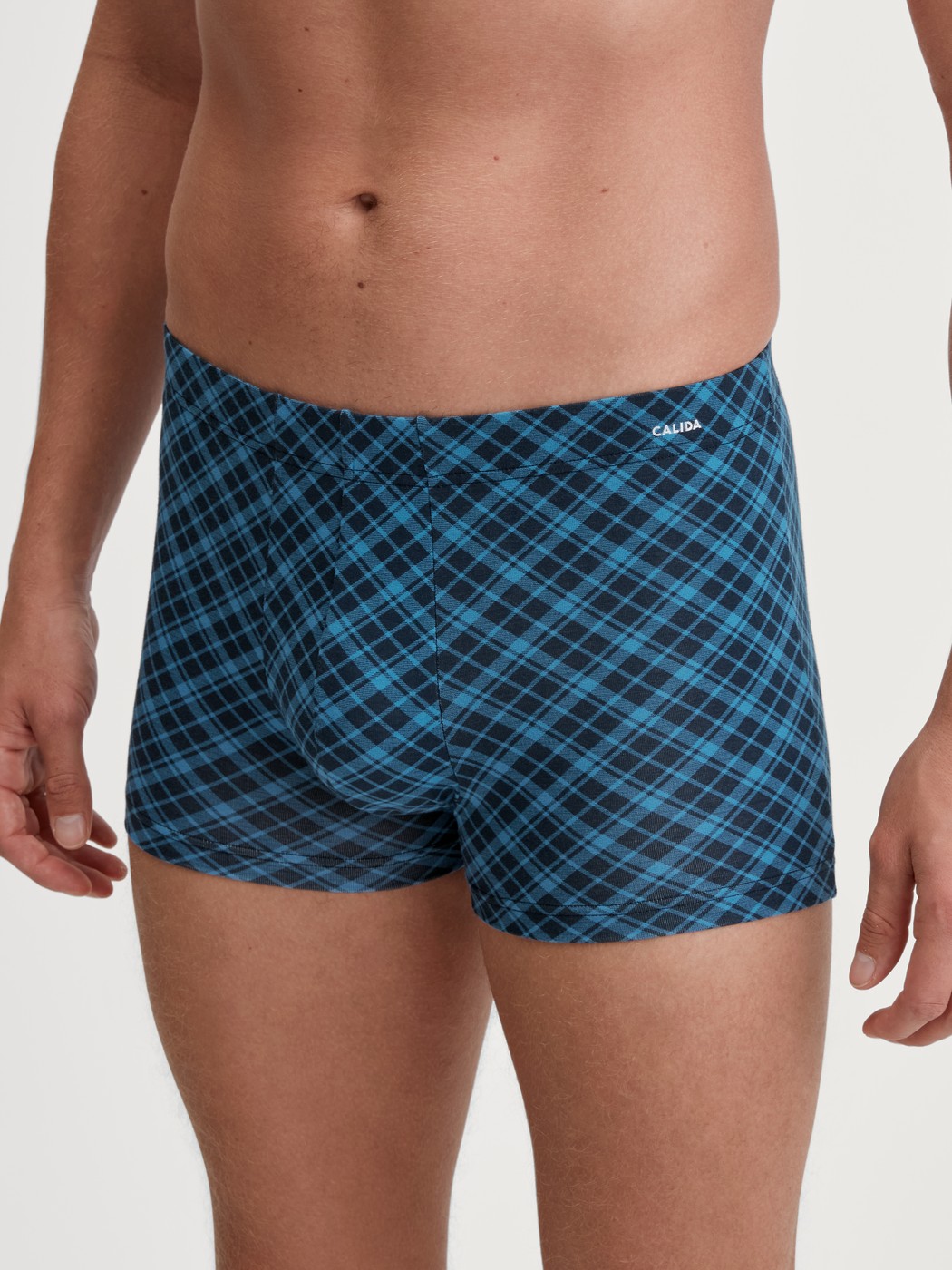 Herren-Model trägt Boxer Brief aus Baumwolle in Blau, Kariert aus Serie Cotton Code Design von CALIDA, Vorderansicht