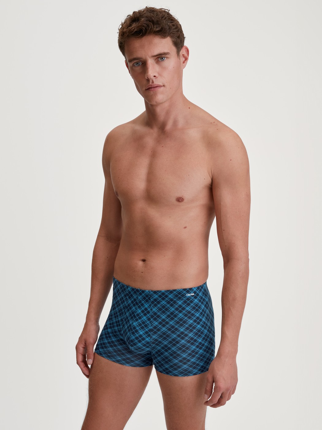 Herren-Model trägt Boxer Brief aus Baumwolle in Blau, Kariert aus Serie Cotton Code Design von CALIDA, Outfit