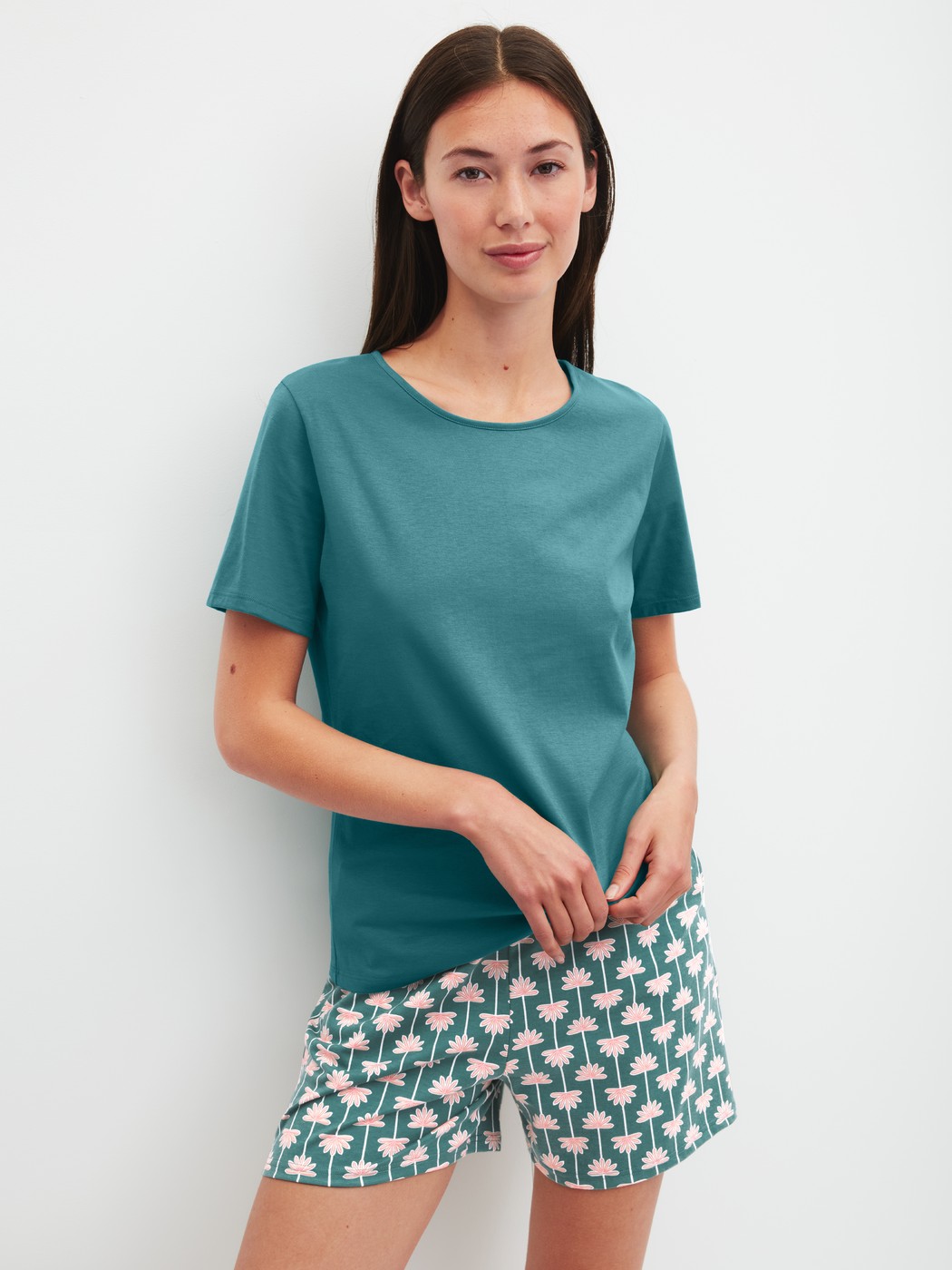 La modella / Il modello Donna indossa Pantaloni corti del pigiama in 100% cotone di colore Turchese, Floreale, della serie Favourites Beach di CALIDA, Abbigliamento