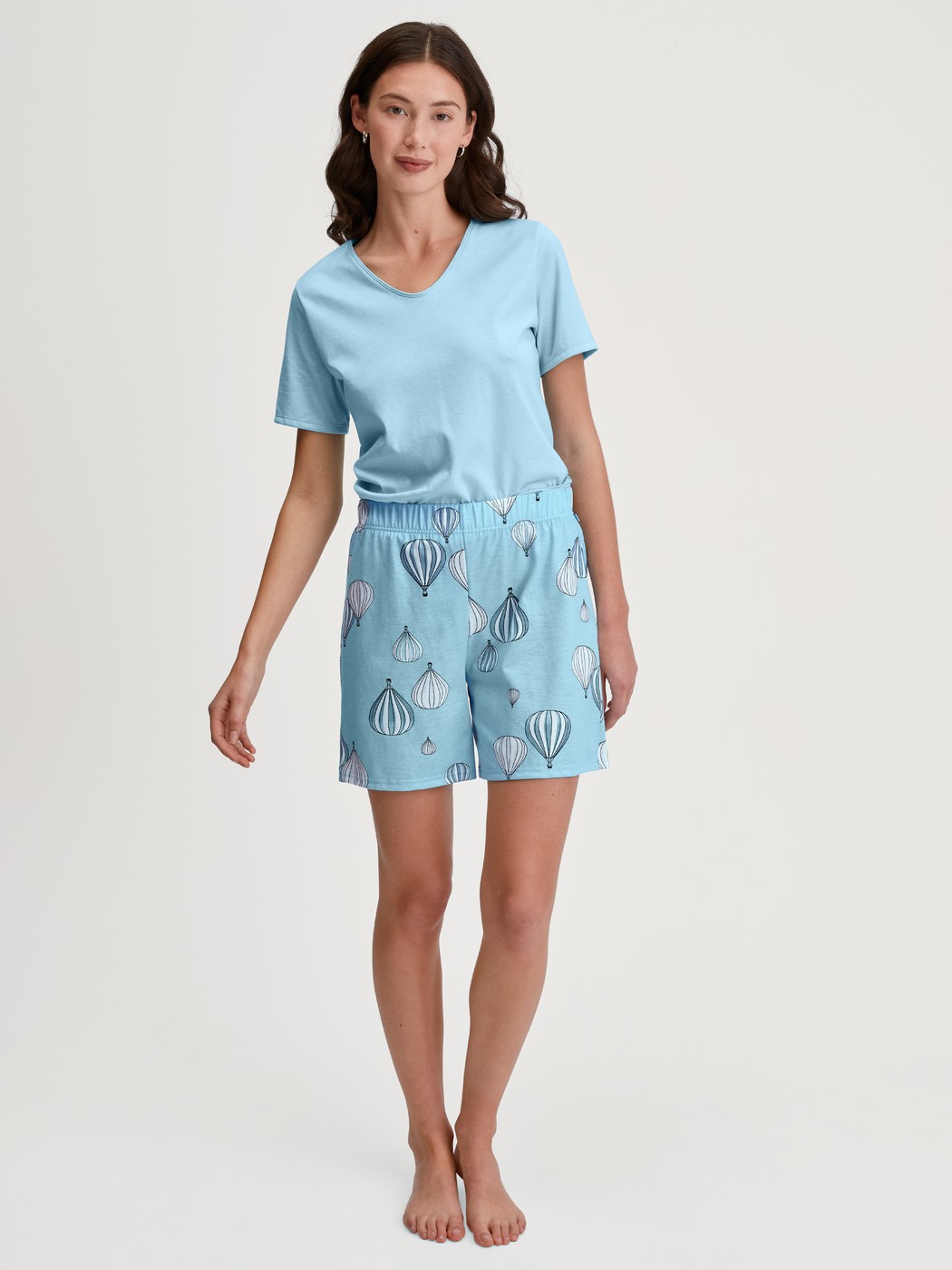 Damen-Model trägt Kurze Pyjamahose aus 100% Baumwolle in Blau, Gemustert aus Serie Favourites Journey von CALIDA, Outfit