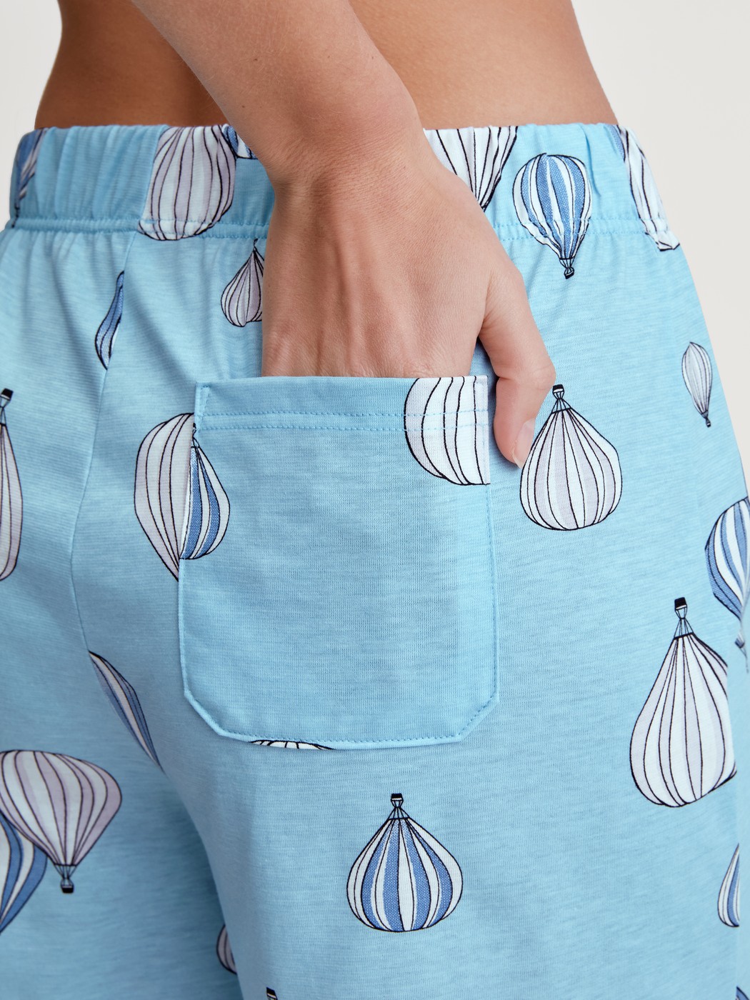 Damen-Model trägt Kurze Pyjamahose aus 100% Baumwolle in Blau, Gemustert aus Serie Favourites Journey von CALIDA, Detail