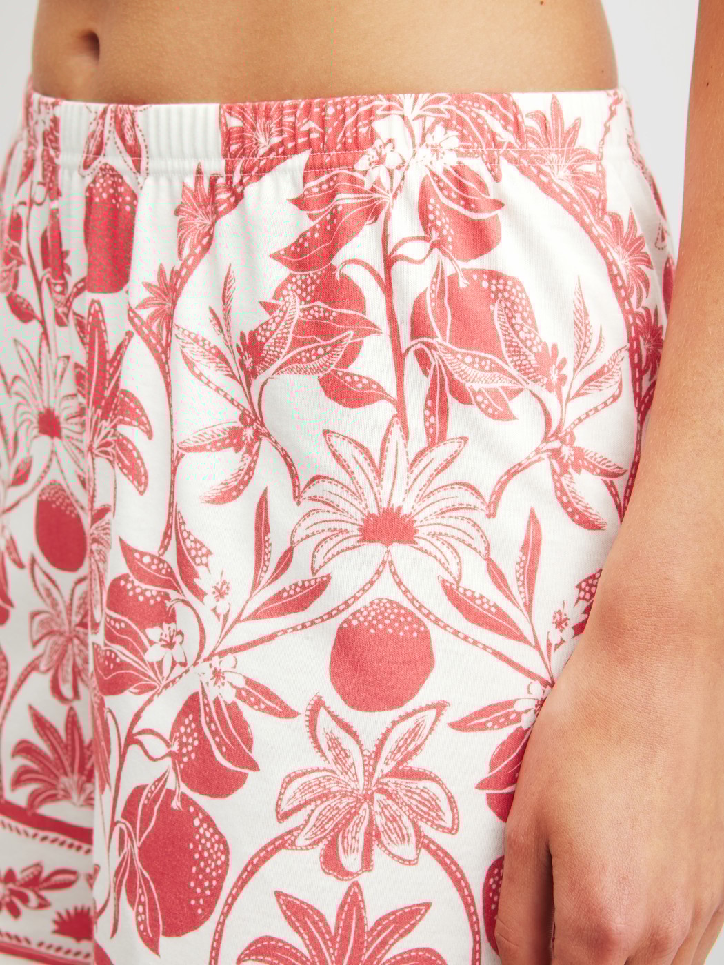 Women model is wearing Pyjama shorts made of 100% Cotton in Orange, Floral from the Favourites Beach series by CALIDA, Detail