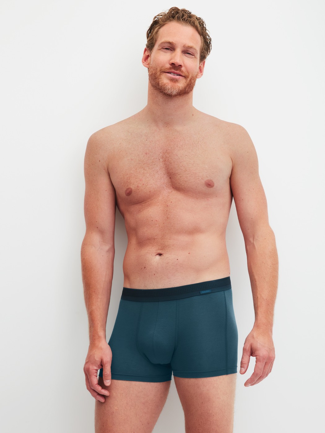 Le mannequin Homme porte le/la Boxer brief en Lyocell de couleur Turquoise, Unicolore, de la série Focus de CALIDA, Tenue