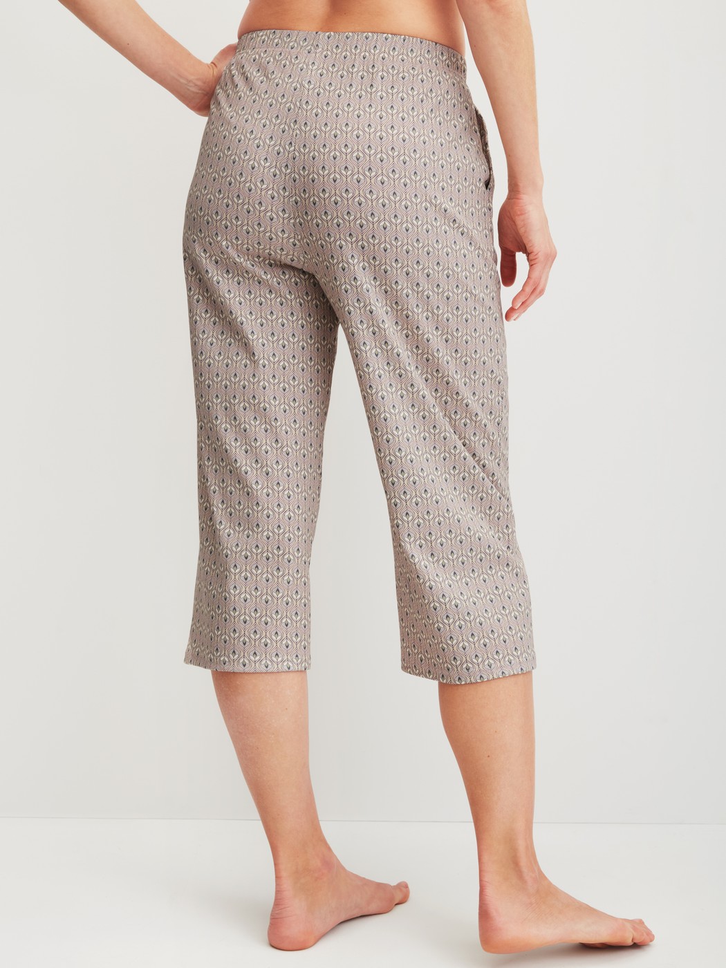 Damen-Model trägt 3/4-Pyjamahose aus 100% Baumwolle in Grün, Gemustert aus Serie Favourites Arts von CALIDA, Rückansicht