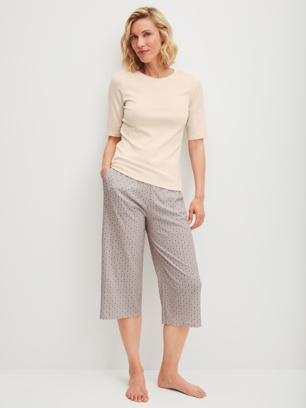 Damen-Model trägt 3/4-Pyjamahose aus 100% Baumwolle in Grün, Gemustert aus Serie Favourites Arts von CALIDA, Outfit