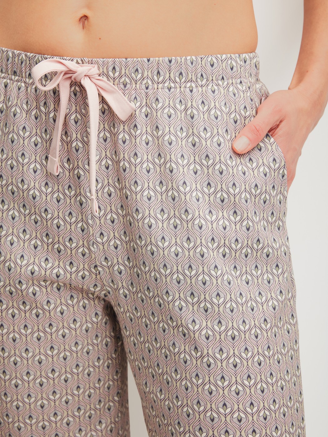 Damen-Model trägt 3/4-Pyjamahose aus 100% Baumwolle in Grün, Gemustert aus Serie Favourites Arts von CALIDA, Detail
