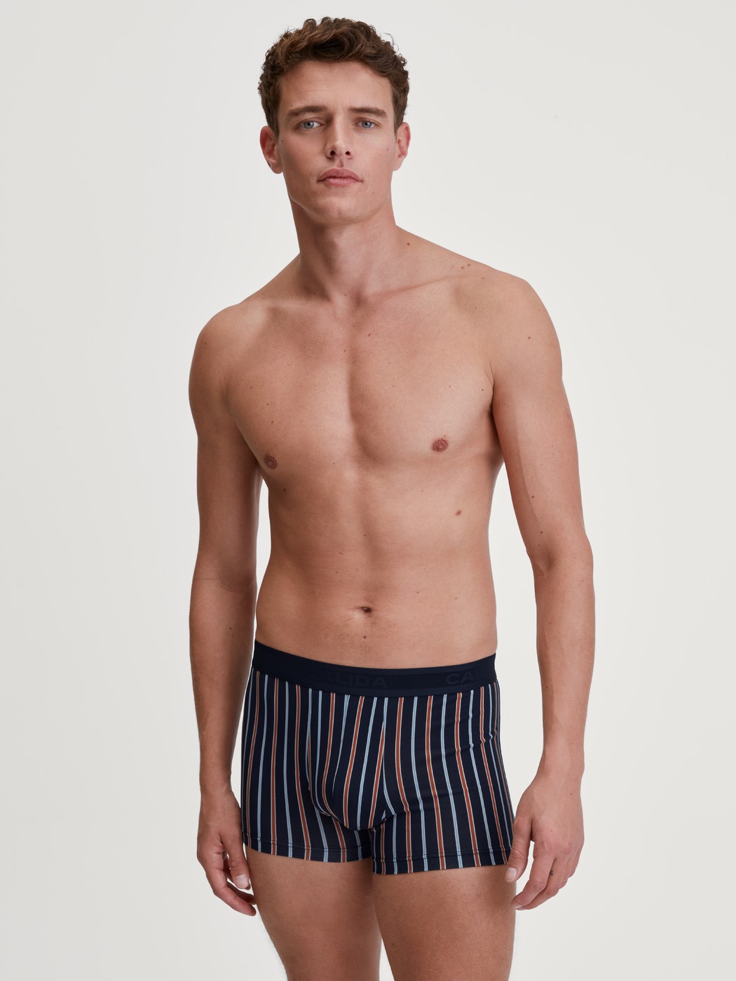 Le mannequin Homme porte le/la Boxer brief en Coton de couleur Orange, À motifs, de la série Grafic Cotton de CALIDA, Tenue