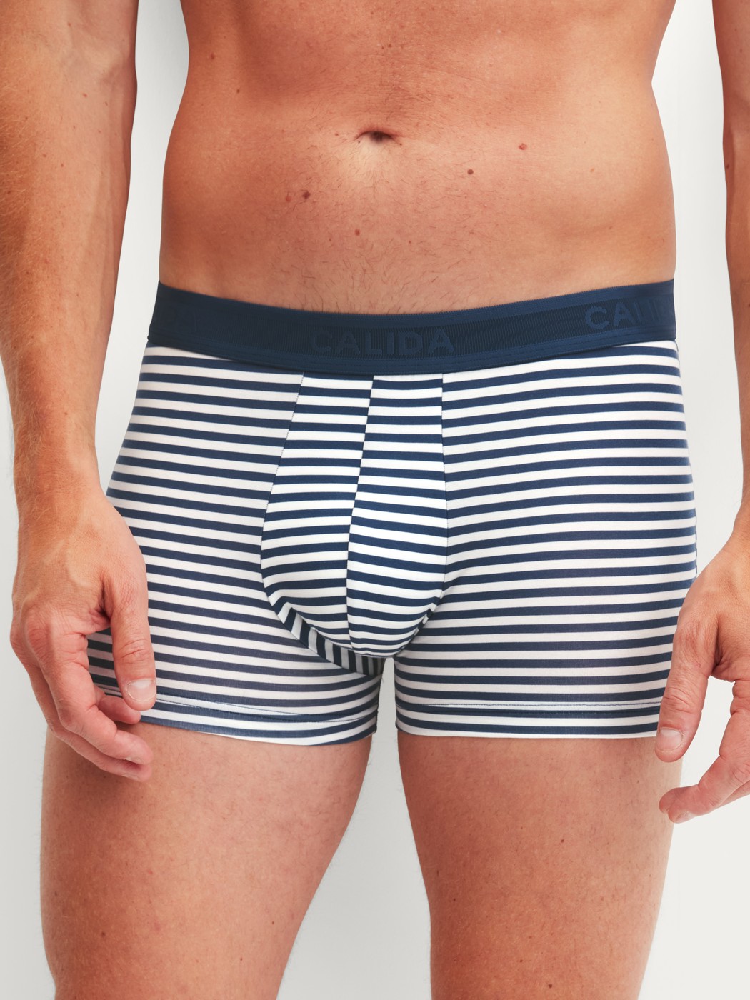 Herren-Model trägt Boxer Brief mit Softgummibund aus Baumwolle in Blau, Gestreift aus Serie Grafic Cotton von CALIDA, Vorderansicht