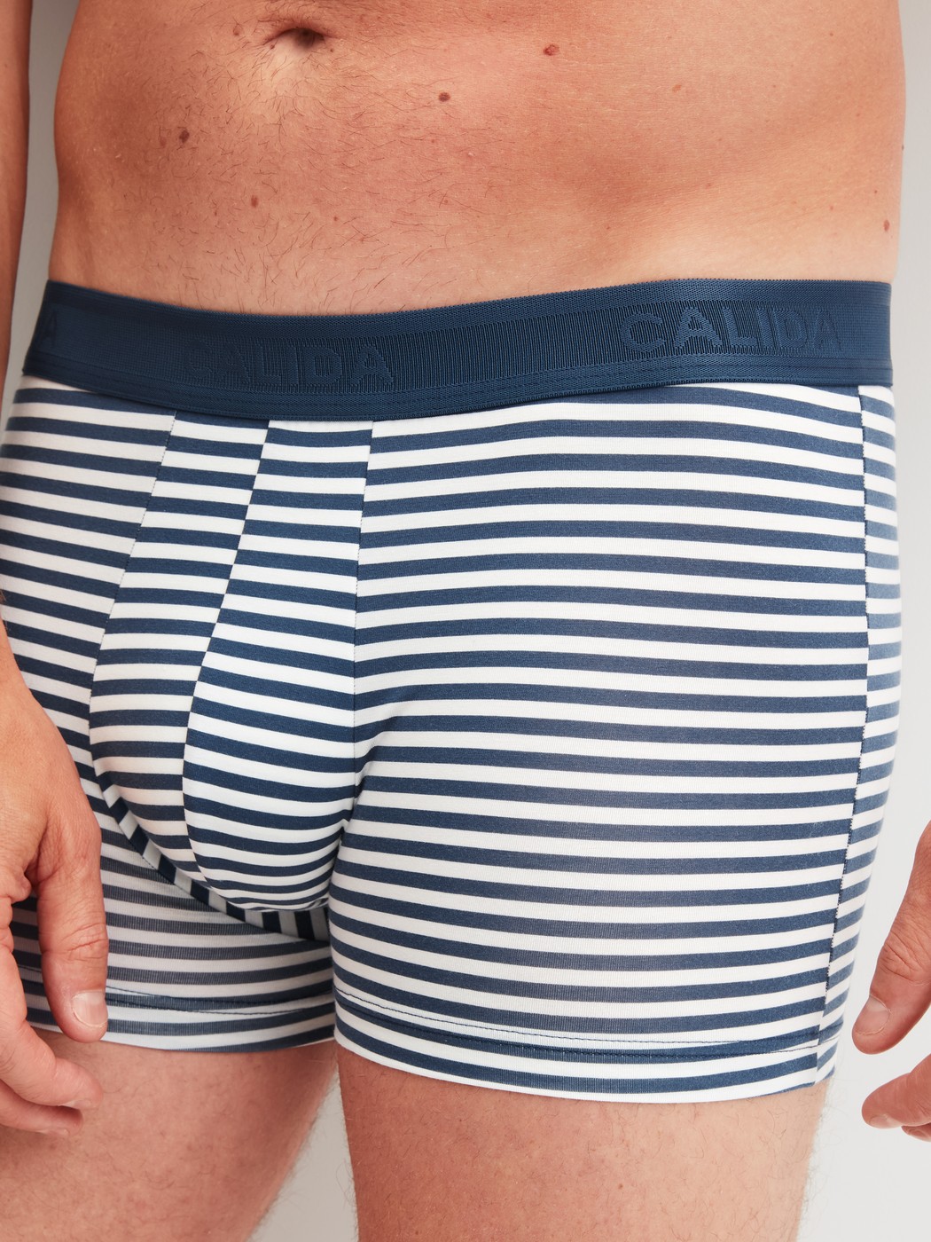 Herren-Model trägt Boxer Brief mit Softgummibund aus Baumwolle in Blau, Gestreift aus Serie Grafic Cotton von CALIDA, Detail