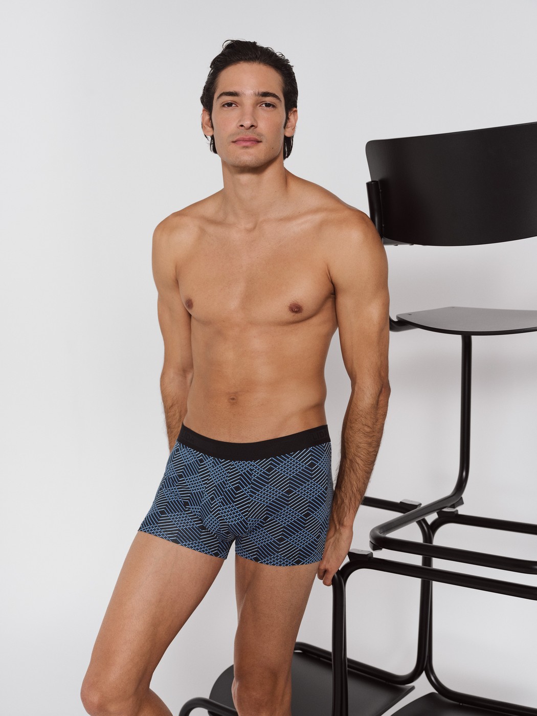 Herren-Model trägt Boxer Brief mit Softgummibund aus Baumwolle in Schwarz, Gemustert aus Serie Grafic Cotton von CALIDA, Zusatzbild