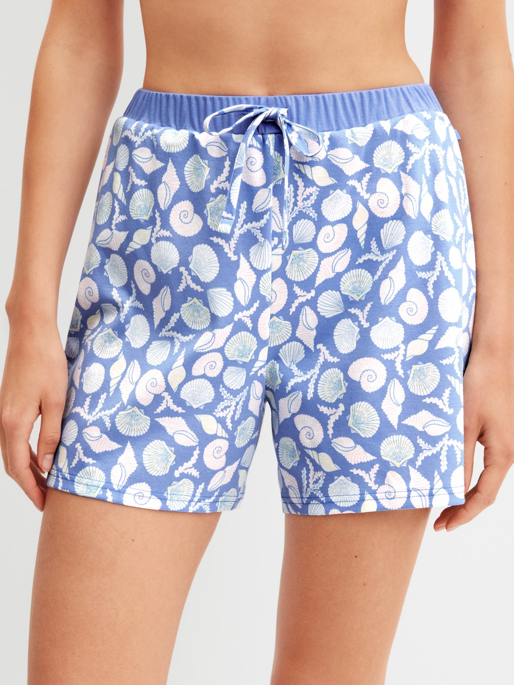 Le mannequin Femme porte le/la Short de pyjama en 100% coton de couleur Bleu, Floral, de la série Favourites Ocean de CALIDA, Vue de face