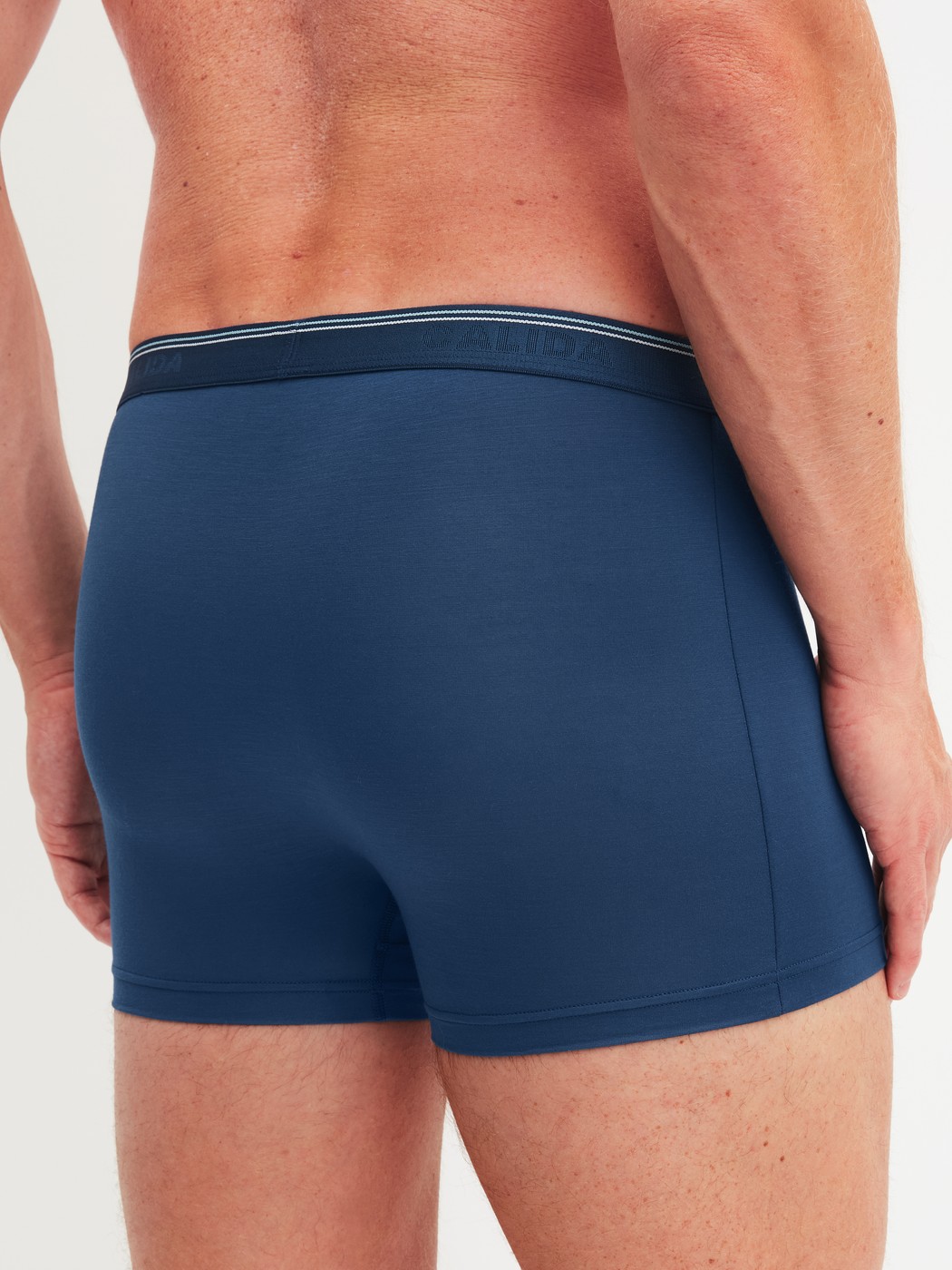 La modella / Il modello Uomo indossa Boxer, set da 3 in Cotone di colore Blu, Tinta unita, della serie Natural Benefit di CALIDA, Immagine aggiuntiva