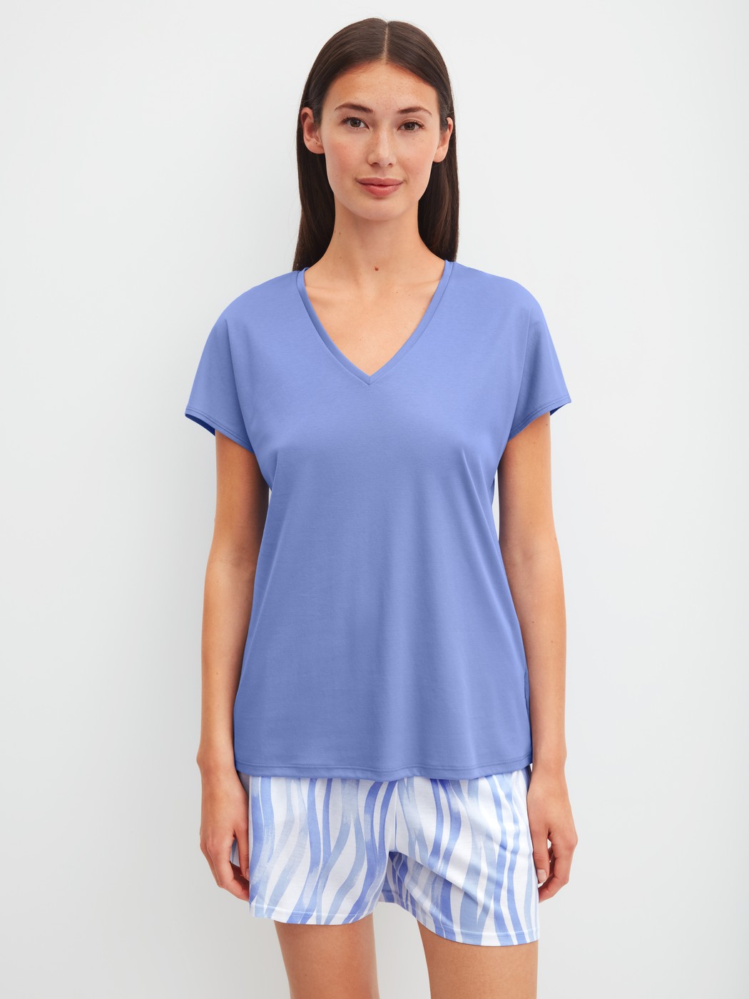 La modella / Il modello Donna indossa Pantaloni corti del pigiama in Cotone di colore Blu, Modello, della serie Favourites Ocean di CALIDA, Abbigliamento