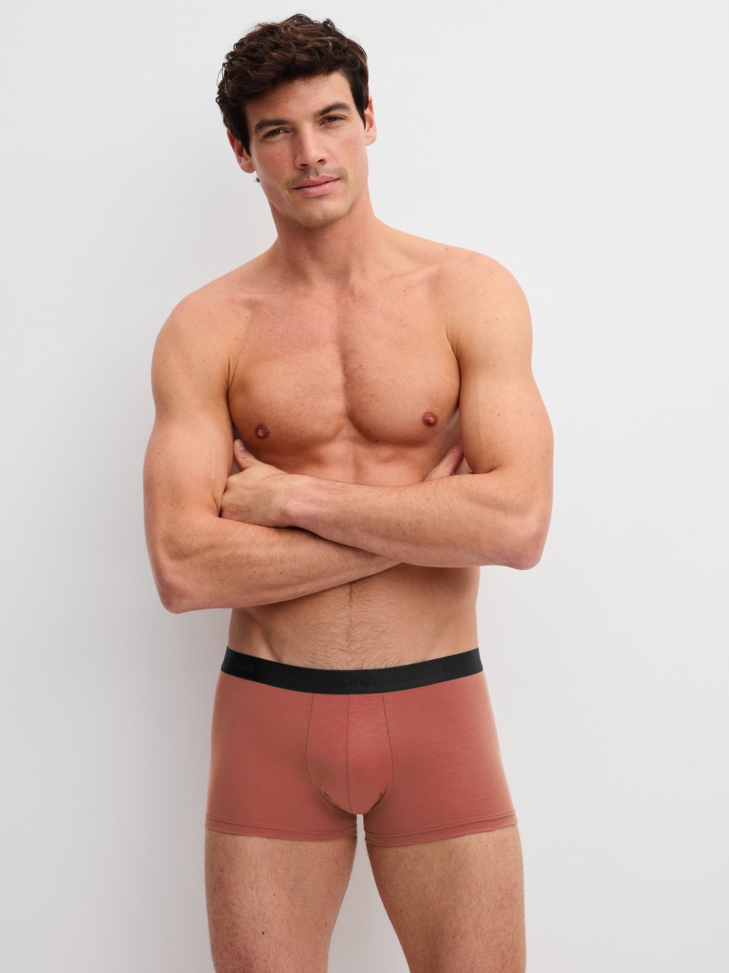 Herren-Model trägt Boxer Brief, 3er-Pack aus Baumwolle in Schwarz, Motiv aus Serie Cotton Special von CALIDA, Outfit