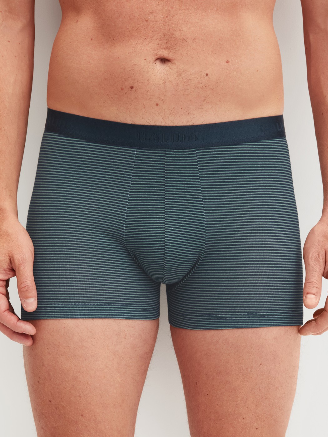 Herren-Model trägt Boxer Brief, 3er-Pack aus Baumwolle in Grün, Einfarbig aus Serie Cotton Special von CALIDA, Vorderansicht