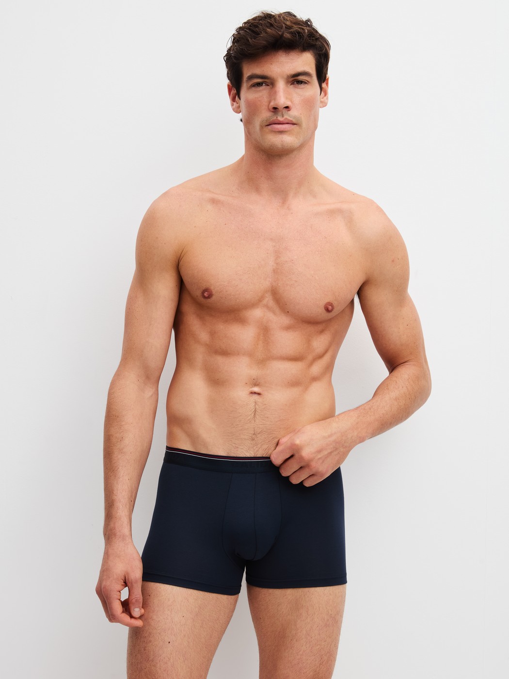 La modella / Il modello Uomo indossa Boxer, set da 3 in 100% cotone di colore Blu, Tinta unita, della serie Cotton Special di CALIDA, Immagine aggiuntiva