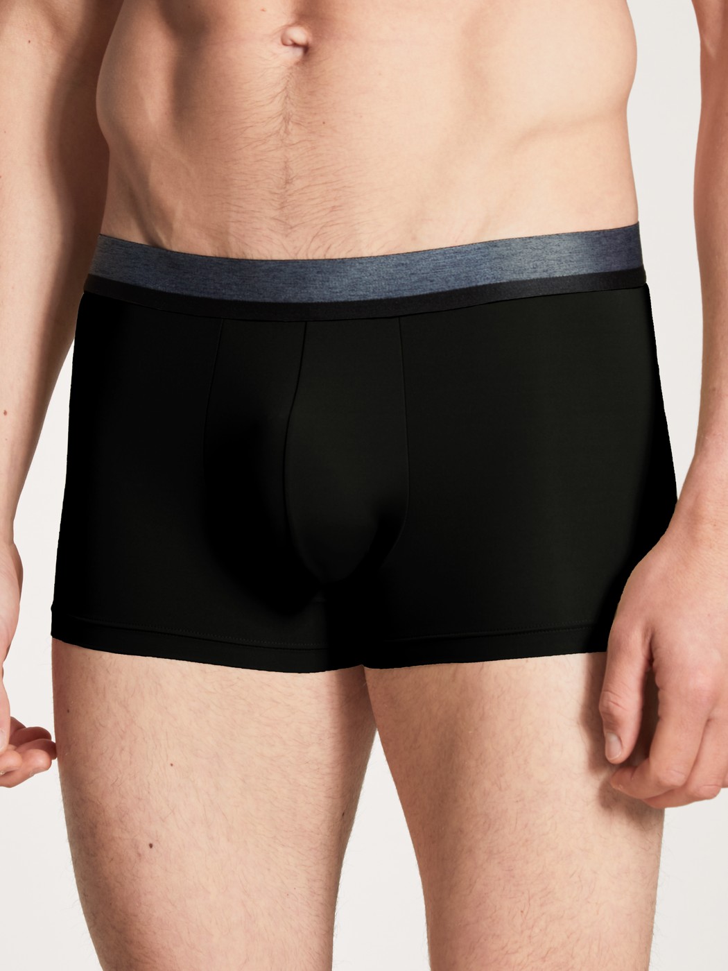 Herren-Model trägt Boxer Brief, 3er-Pack aus Baumwolle in Schwarz, Einfarbig aus Serie Daywear Xtra von CALIDA, Vorderansicht