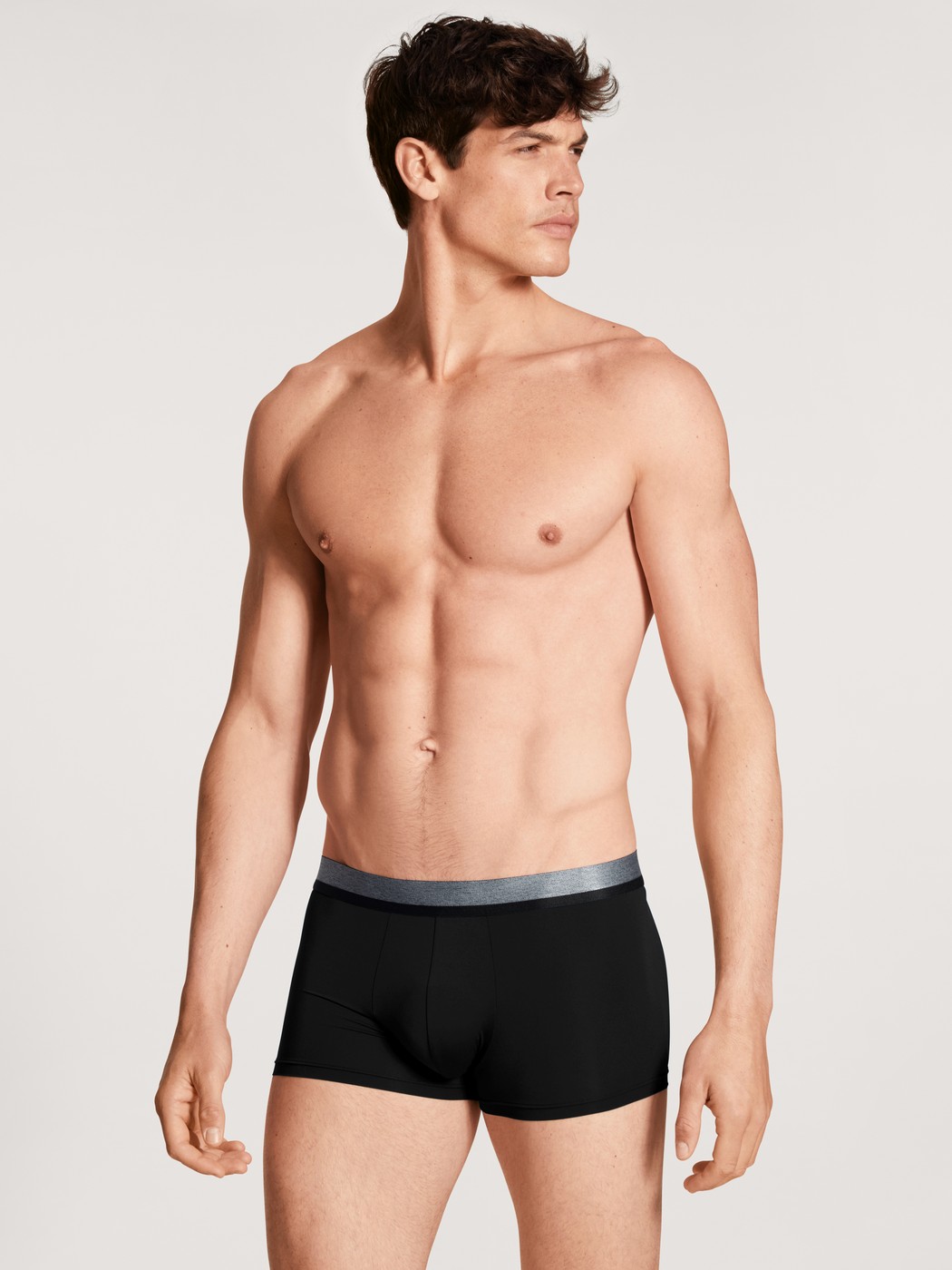 Herren-Model trägt Boxer Brief, 3er-Pack aus Baumwolle in Schwarz, Einfarbig aus Serie Daywear Xtra von CALIDA, Outfit