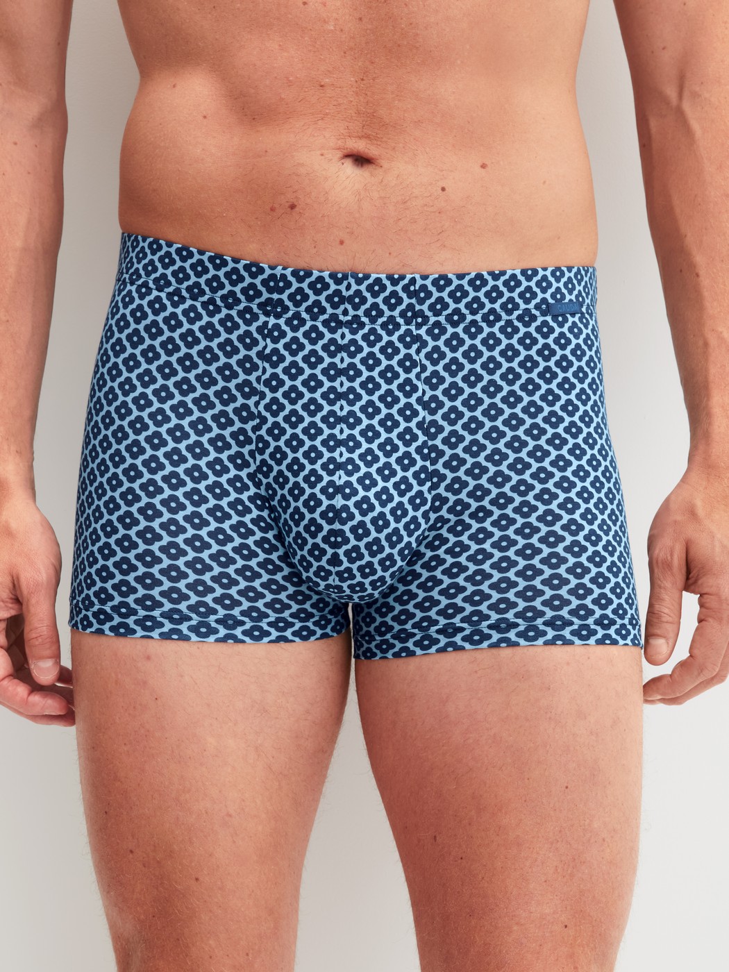 Le mannequin Homme porte le/la Boxer brief en Lyocell de couleur Bleu, À motifs, de la série Focus Trend de CALIDA, Vue de face
